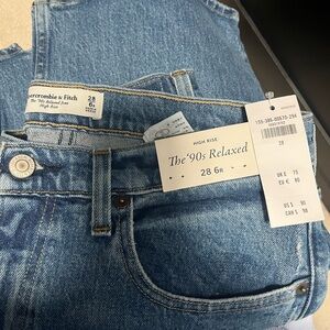 Abercrombie & Fitch '90s Relaxed High Rise Jeans in Blue